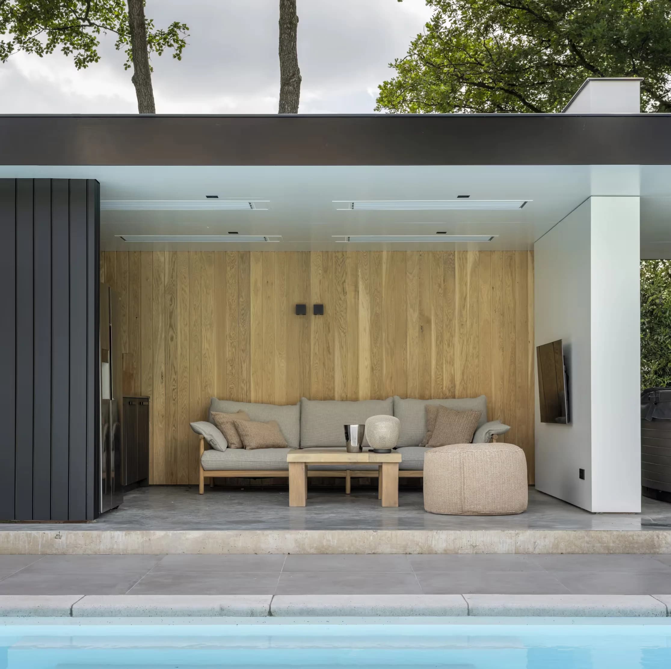 Nieuwbouw aan de stadsrand – Comfortabele lounge bij het poolhouse