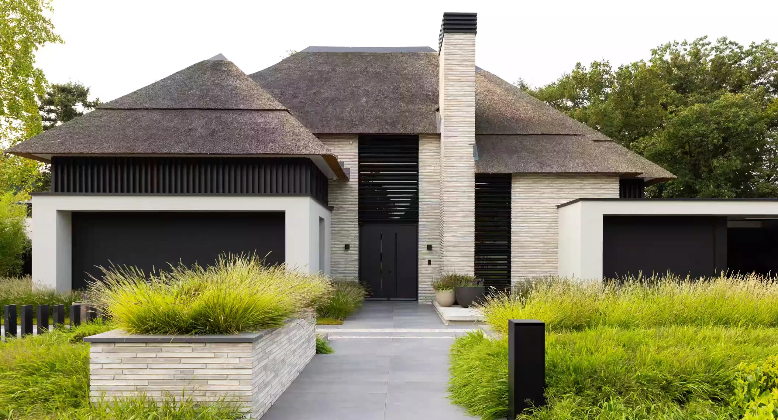 Rietgedekte villa in groene oase