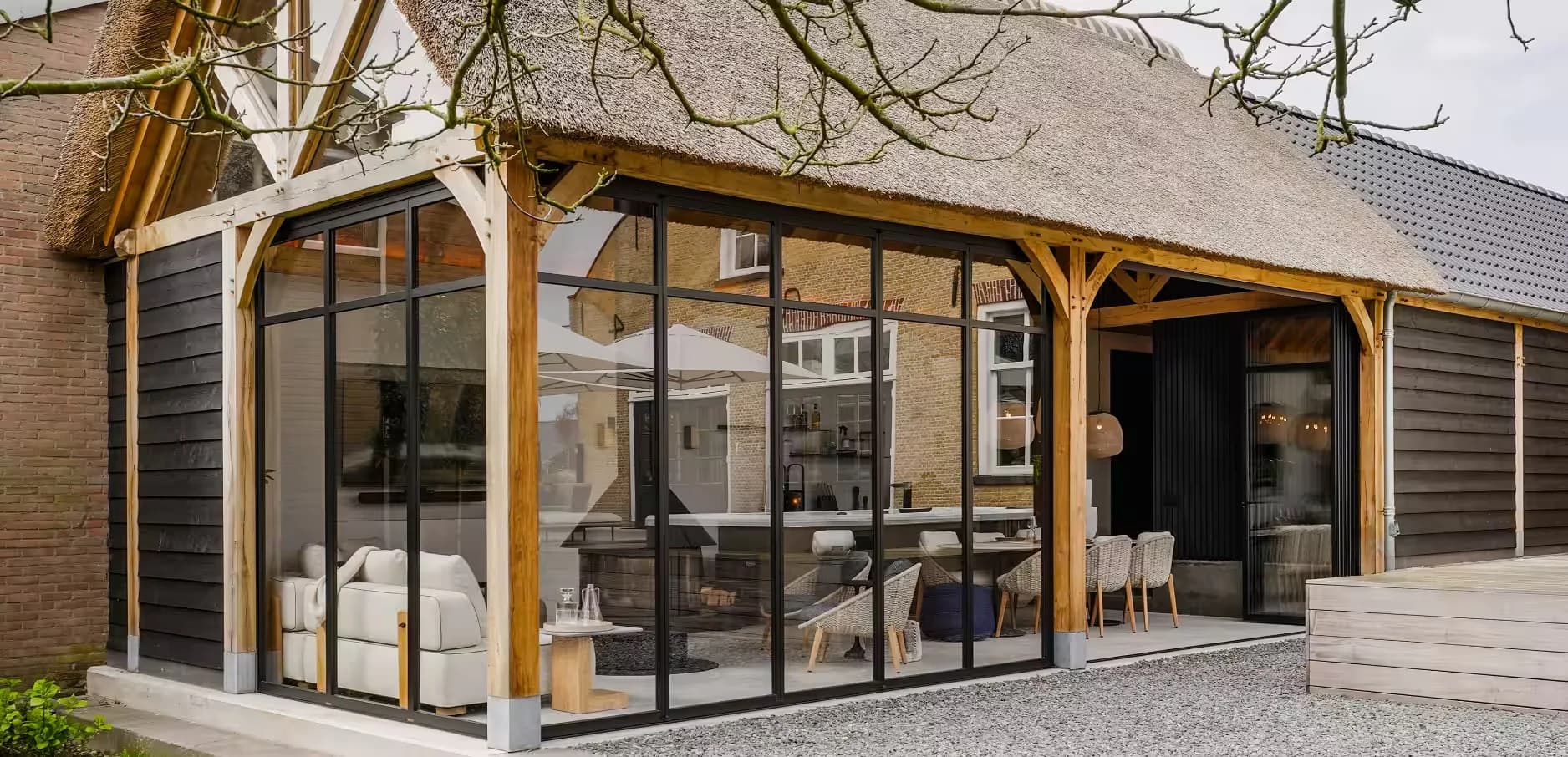 Bijgebouw in balans met buitenruimte